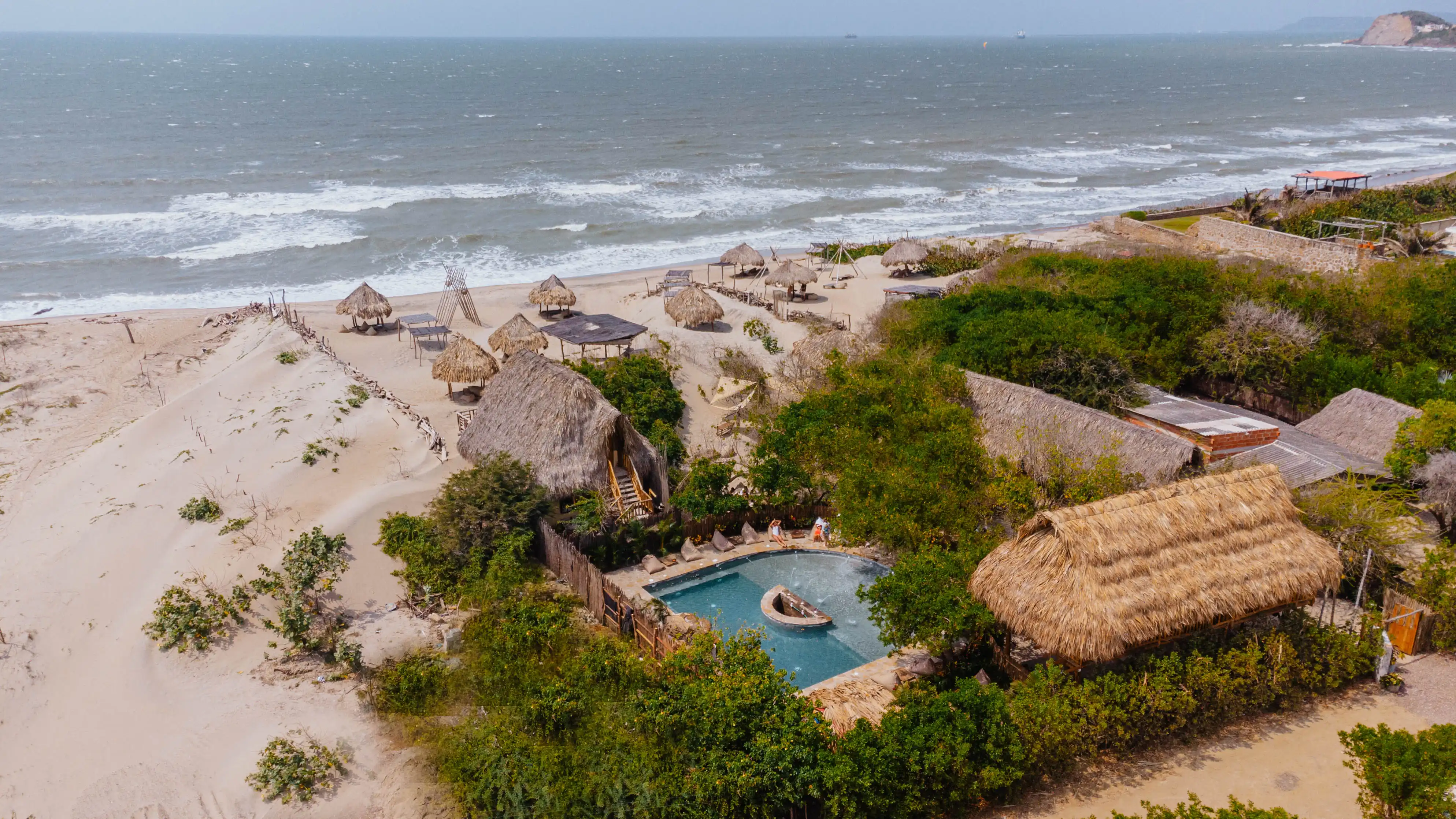 Beach Club de Ecoxata, frente al mar