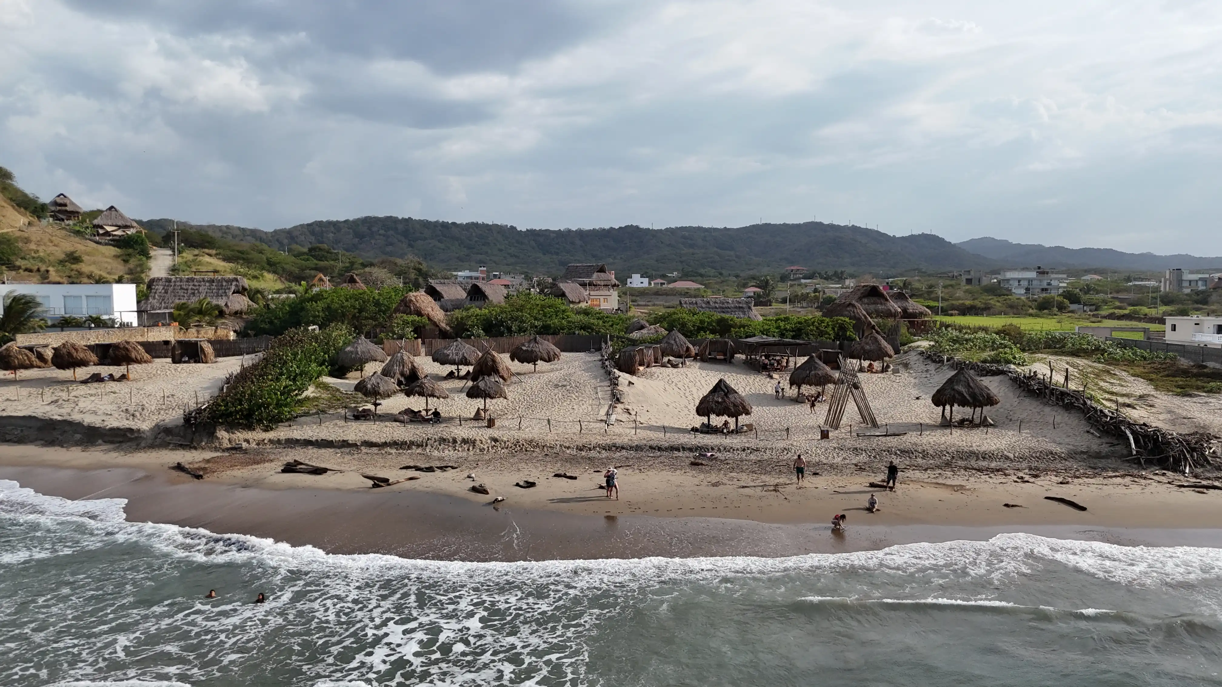 Vista aérea de Ecoxata junto a la playa